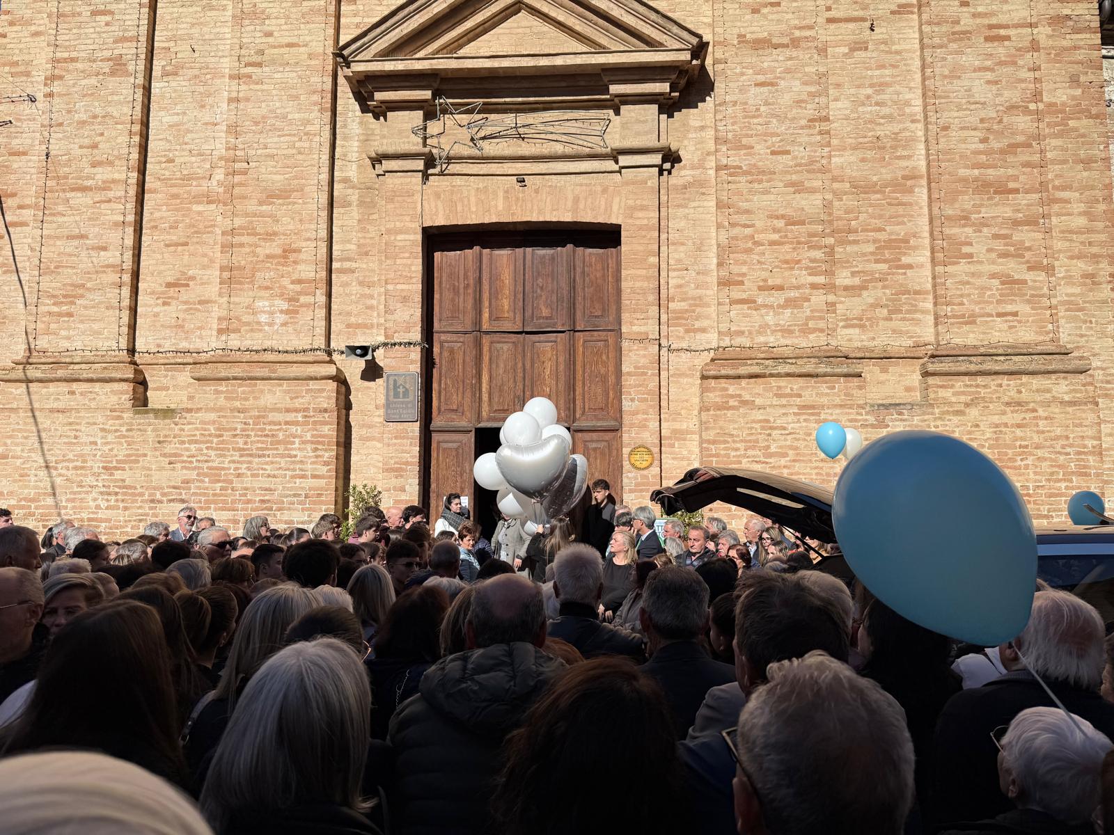 Castignano - L’ultimo saluto a Mattia Martoni, don Vincenzo: "Ti vogliamo bene"