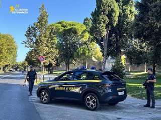 Pesaro-Urbino - Estate di controlli Finanza: lavoro nero, prodotti contraffatti e b&b irregolari