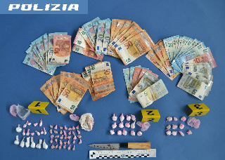 Porto San Giorgio - Droga, soldi e coltello in auto, due giovani arrestati per spaccio