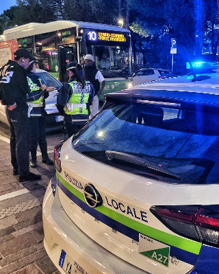Pescara - Controlli della Polizia Locale: sgomberato bivacco di extracomunitari davanti al Bingo,  tra le sanzioni sei Daspo