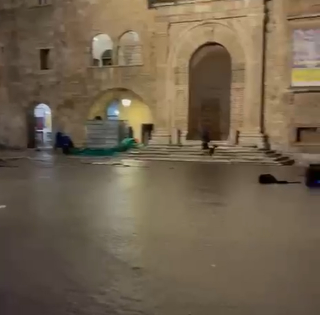 Nubifragio su Ascoli Piceno, Piazza del Popolo diventa una piscina