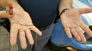 Strappano collanine in discoteca, due arrestati a Civitanova Marche