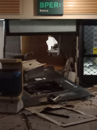 Centobuchi - Fanno saltare bancomat, banda in fuga
