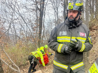 Colpito da un ramo mentre taglia un albero: 64enne ferito ad Arsita