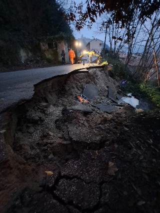 San Severino Marche - Si rompe condotta idrica, via Ariosto chiusa per frana